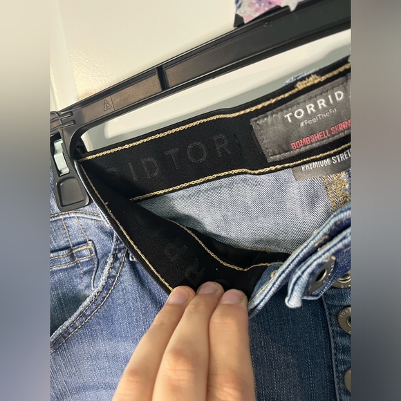 Torrid NWOT Distressed Premium Stretch Bombshell Skinny 5 Button Jeans Sz 22R - Picture 14 of 15